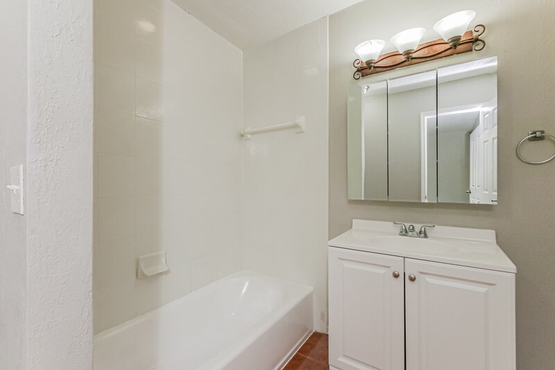 0/Mo, 8491 Nw 26Th Dr Coral Springs, FL 33065 Main Bathroom View