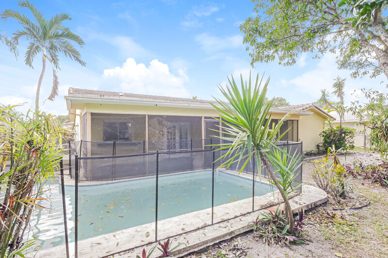 0/Mo, 8491 Nw 26Th Dr Coral Springs, FL 33065 Rear View 2