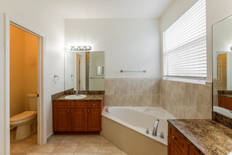 3,745/Mo, 17321 Sw 93Rd Ave Palmetto Bay, FL 33157 Main Bathroom View