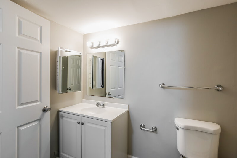1,740/Mo, 8205 Sw 152Nd Ave # F-112 Miami, FL 33193 Main Bathroom View