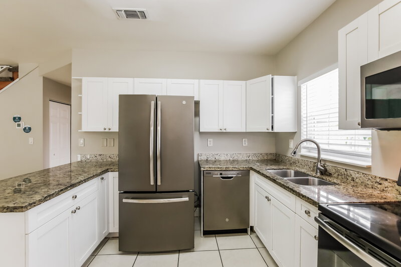 3,830/Mo, 730 W 33RD ST Hialeah, FL 33012 Kitchen View