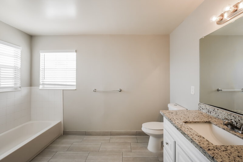 3,830/Mo, 730 W 33RD ST Hialeah, FL 33012 Main Bathroom View