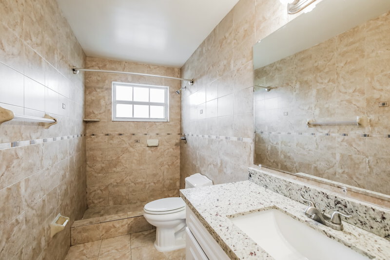3,830/Mo, 730 W 33RD ST Hialeah, FL 33012 Bathroom View