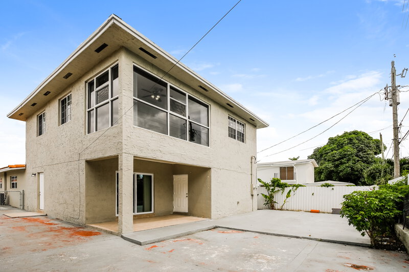 3,830/Mo, 730 W 33RD ST Hialeah, FL 33012 Rear View