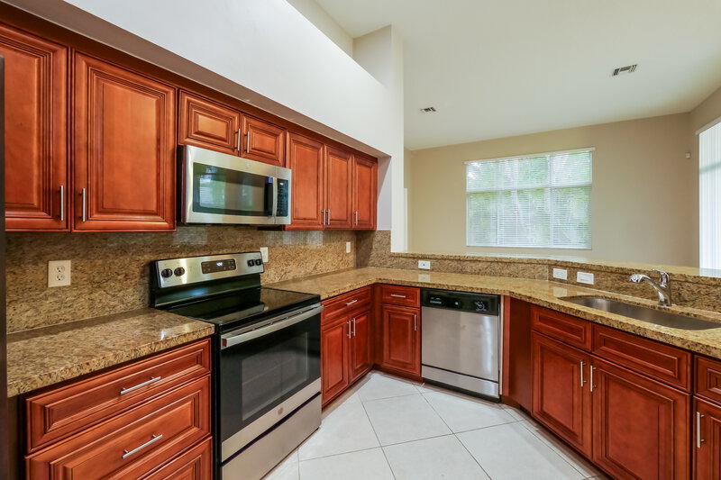 4,185/Mo, 2560 Jardin Mnr Weston, FL 33327 Kitchen View