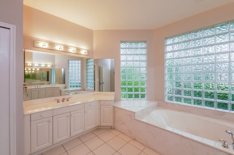 4,185/Mo, 2560 Jardin Mnr Weston, FL 33327 Main Bathroom View