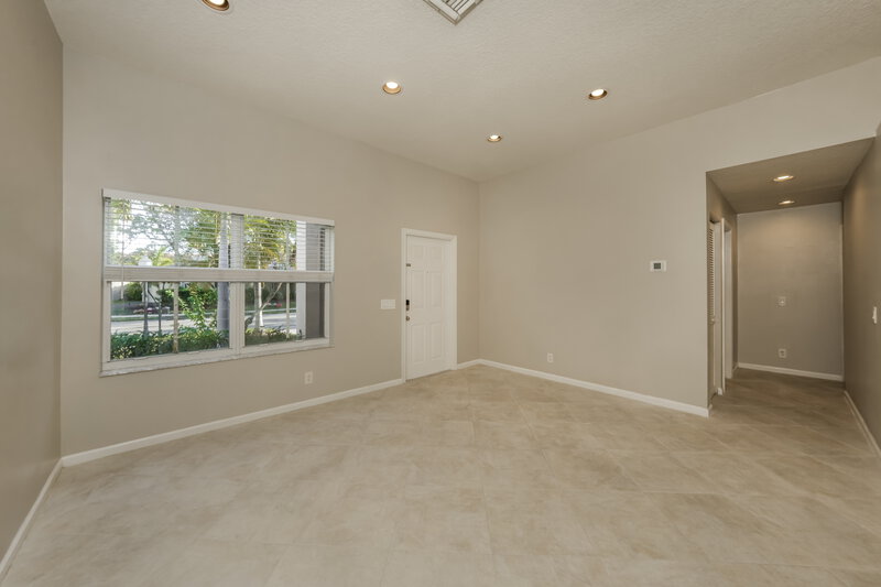 3,895/Mo, 966 Bluewood Ter Weston, FL 33327 Family Room View 2