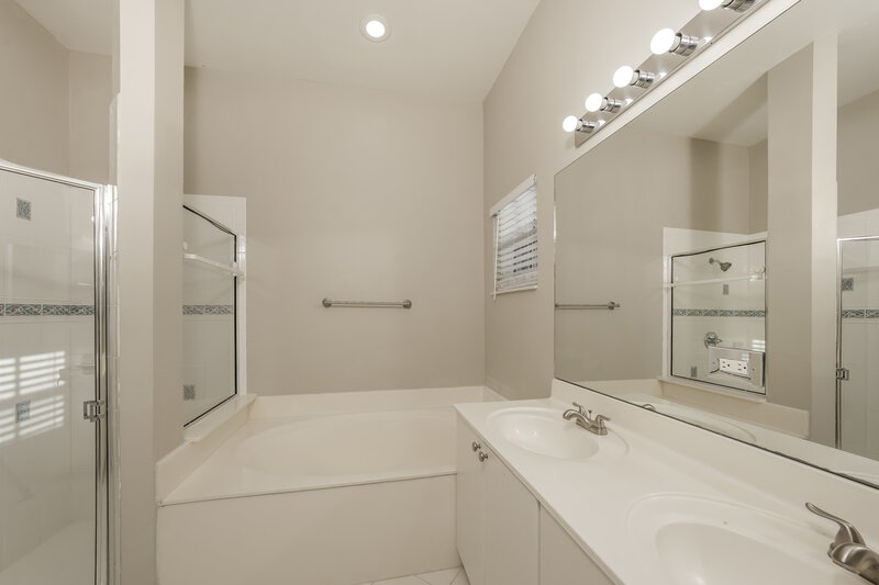 3,895/Mo, 966 Bluewood Ter Weston, FL 33327 Main Bathroom View