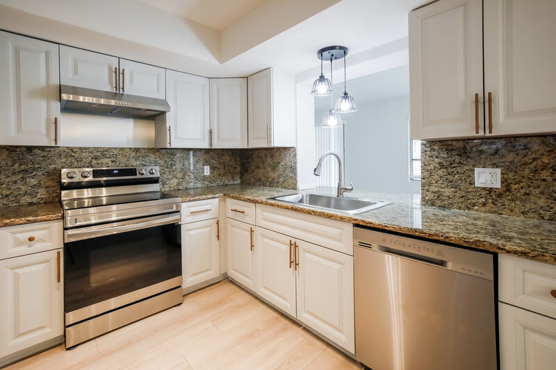 3,385/Mo, 5560 SW 5TH TER ,#1 Coral Gables, FL 33134 Kitchen View