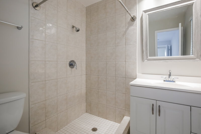 3,385/Mo, 5560 SW 5TH TER ,#1 Coral Gables, FL 33134 Main Bathroom View