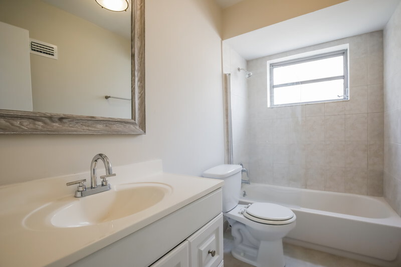 3,385/Mo, 5560 SW 5TH TER ,#1 Coral Gables, FL 33134 Bathroom View