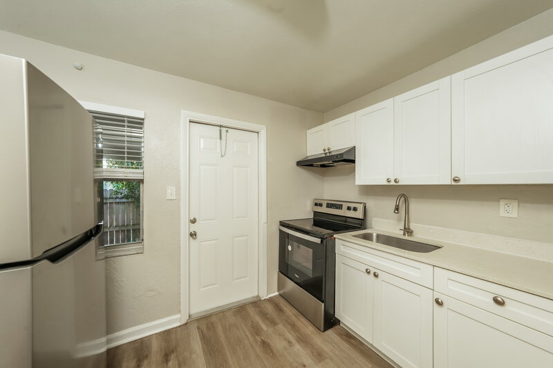 1,565/Mo, 4011 WINDSOR AVE, Unit B- WEST West Palm Beach, FL 33407 Kitchen View 2
