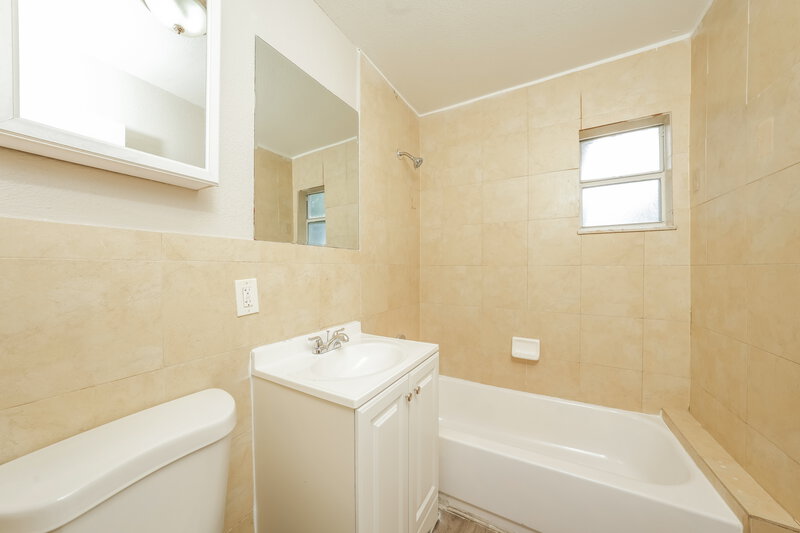 1,565/Mo, 4011 WINDSOR AVE, Unit B- WEST West Palm Beach, FL 33407 Bathroom View