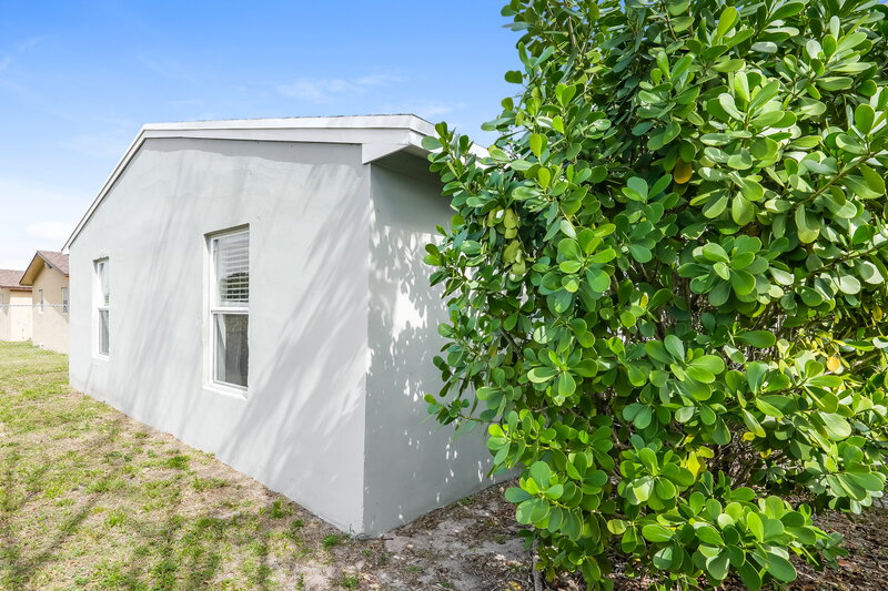 1,565/Mo, 4011 WINDSOR AVE, Unit B- WEST West Palm Beach, FL 33407 Rear View