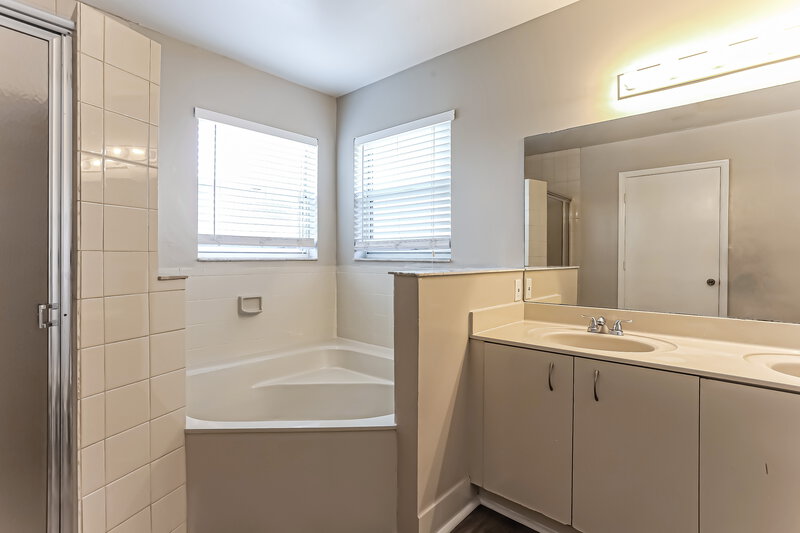 3,820/Mo, 4361 SW 153rd Ct Miami, FL 33185 Main Bathroom View