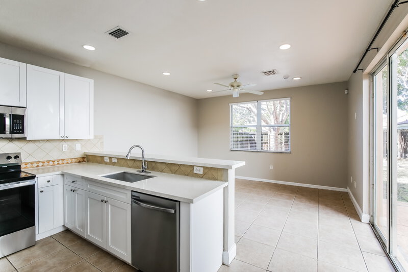 2,620/Mo, 1648 SE 20th Rd Homestead, FL 33035 Kitchen View 2