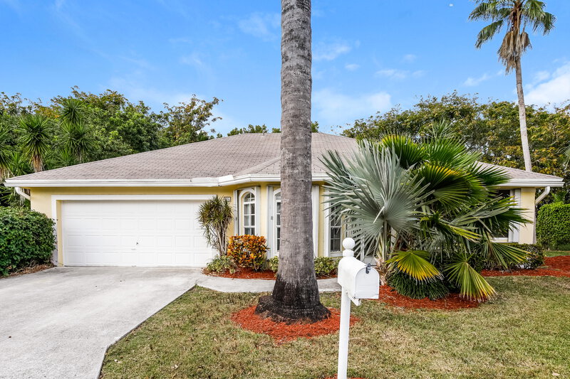 2,395/Mo, 530 SE 18th Ln Homestead, FL 33033 External View