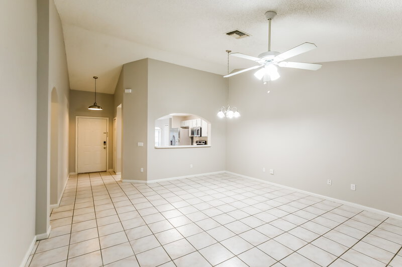2,395/Mo, 530 SE 18th Ln Homestead, FL 33033 Living Room View 2