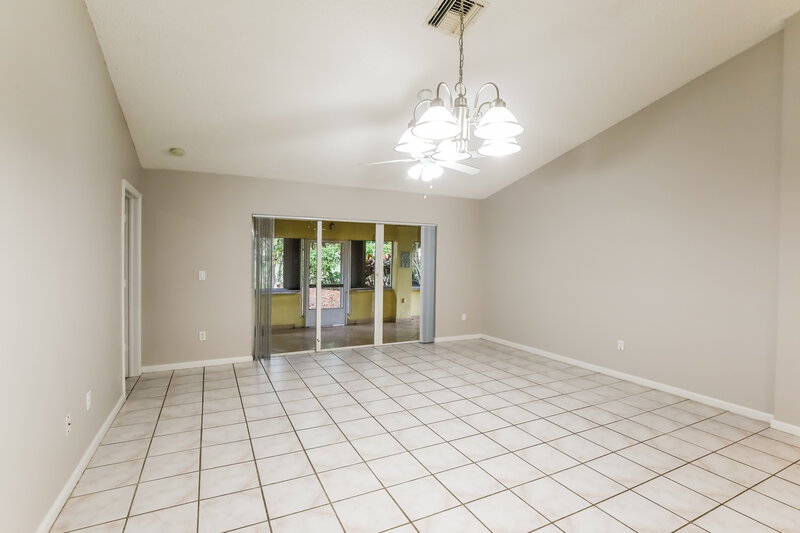 2,395/Mo, 530 SE 18th Ln Homestead, FL 33033 Dining Room View 2