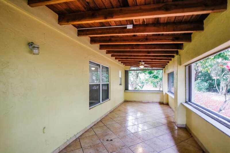 2,395/Mo, 530 SE 18th Ln Homestead, FL 33033 Sun Room View 2