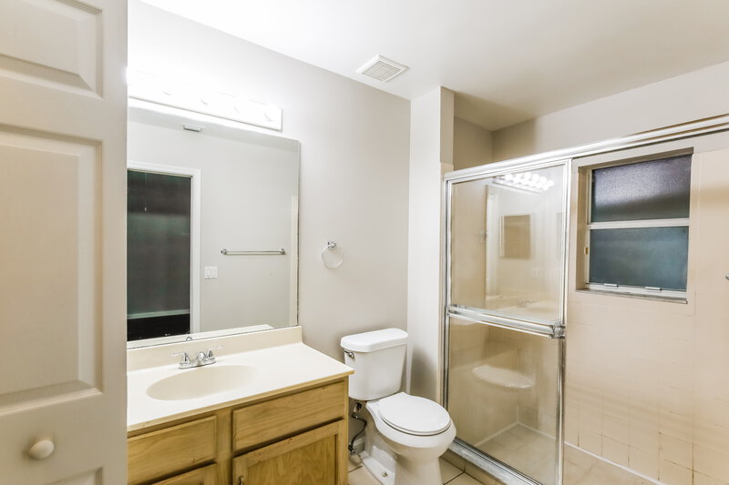 2,395/Mo, 530 SE 18th Ln Homestead, FL 33033 Main Bathroom View