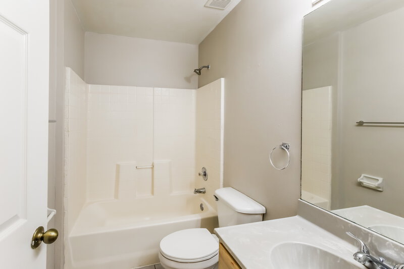 2,395/Mo, 530 SE 18th Ln Homestead, FL 33033 Bathroom View