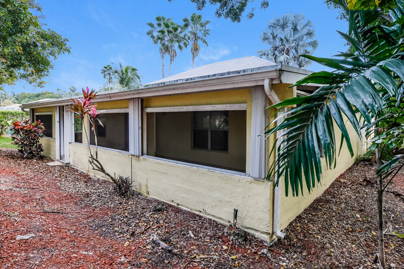 2,395/Mo, 530 SE 18th Ln Homestead, FL 33033 Rear View