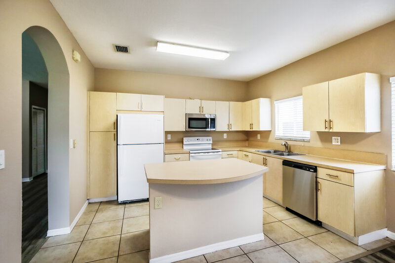 2,860/Mo, 10821 SW 232nd St Miami, FL 33170 Kitchen View 2