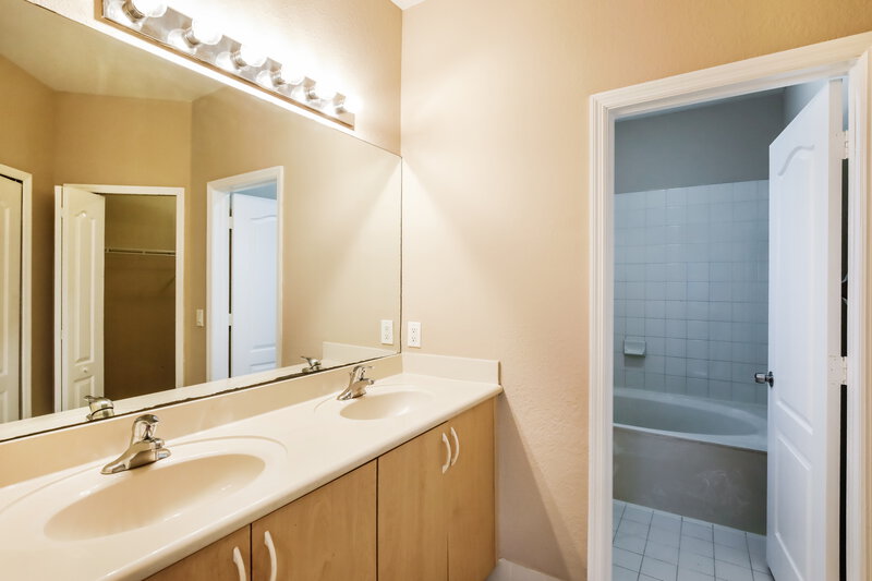 2,860/Mo, 10821 SW 232nd St Miami, FL 33170 Main Bathroom View