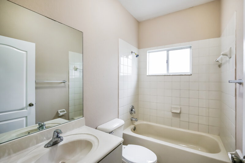 2,860/Mo, 10821 SW 232nd St Miami, FL 33170 Bathroom View