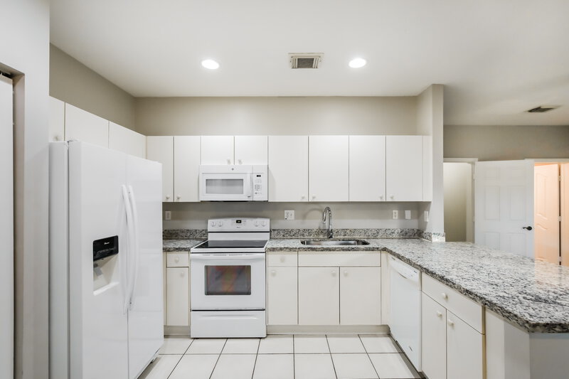 2,570/Mo, 1260 NE 42nd Ave Homestead, FL 33033 Kitchen View