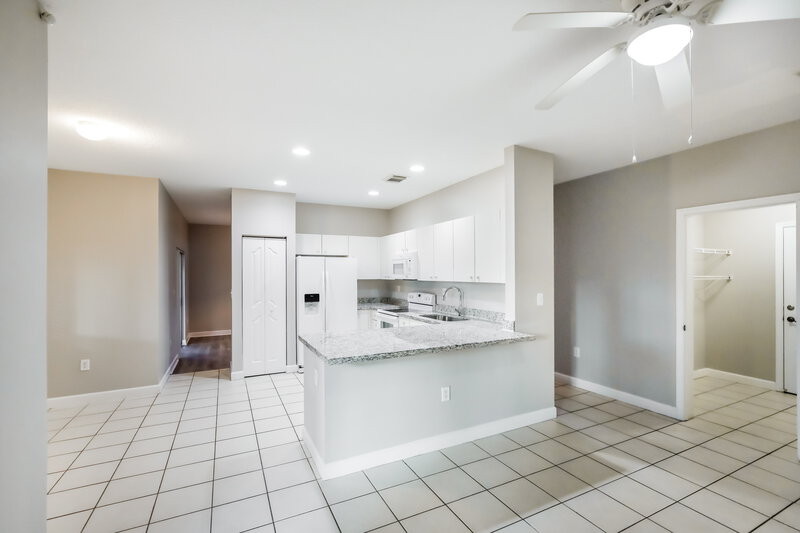 2,570/Mo, 1260 NE 42nd Ave Homestead, FL 33033 Family Room View 2