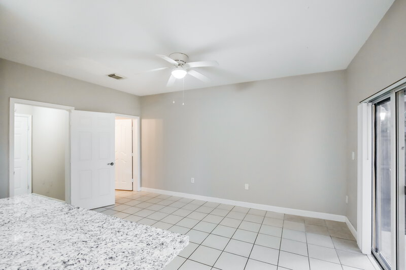 2,570/Mo, 1260 NE 42nd Ave Homestead, FL 33033 Family Room View 3