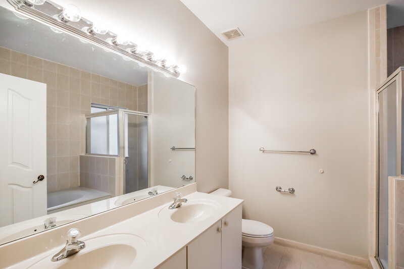 2,570/Mo, 1260 NE 42nd Ave Homestead, FL 33033 Main Bathroom View