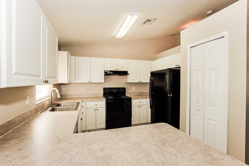 1,895/Mo, 7786 104th Ct Vero Beach, FL 32967 Kitchen View 2