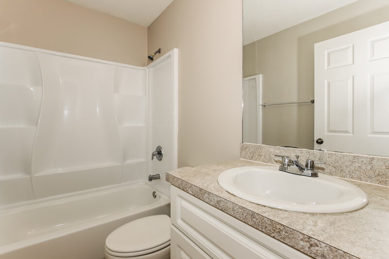 1,895/Mo, 7786 104th Ct Vero Beach, FL 32967 Bathroom View 2
