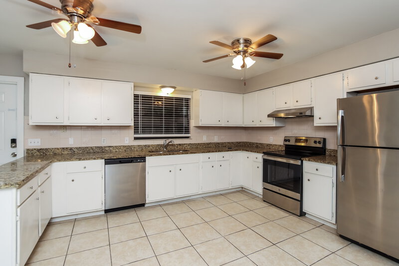 1,925/Mo, 955 34th Ave SW Vero Beach, FL 32968 Kitchen View