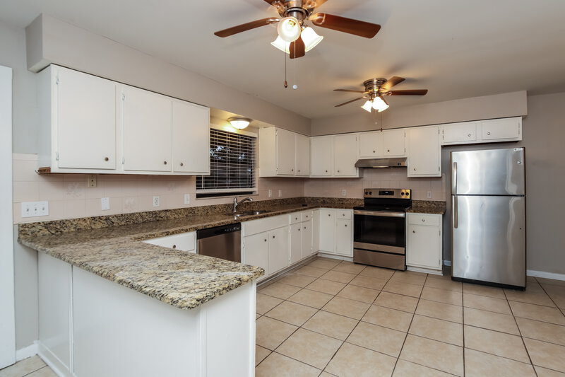 1,925/Mo, 955 34th Ave SW Vero Beach, FL 32968 Kitchen View 2