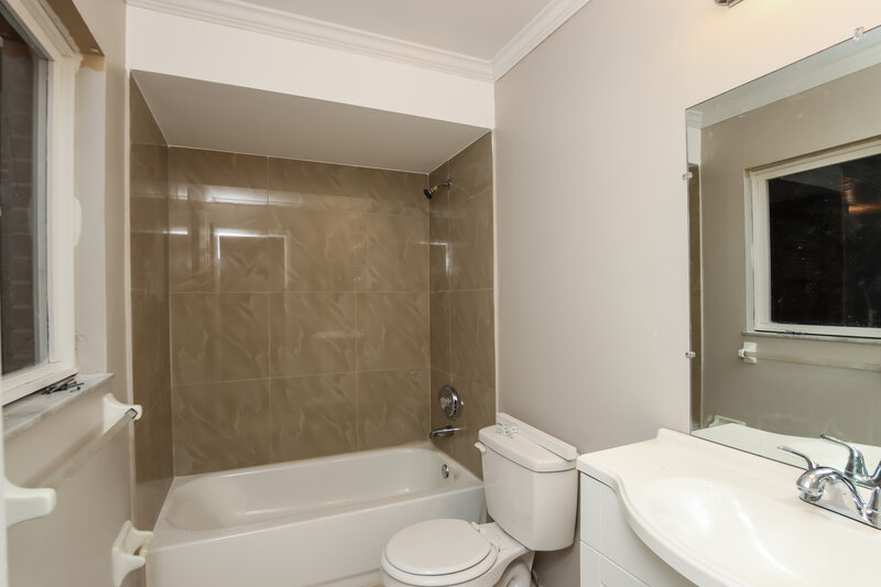 1,925/Mo, 955 34th Ave SW Vero Beach, FL 32968 Main Bathroom View