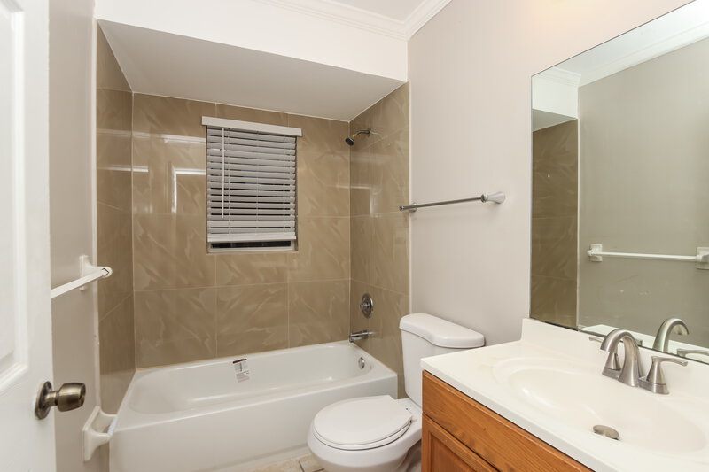 1,925/Mo, 955 34th Ave SW Vero Beach, FL 32968 Bathroom View