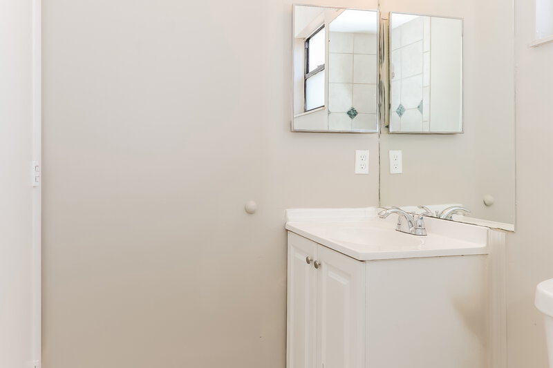 2,115/Mo, 552 SW Badger Terrace Port St Lucie, FL 34953 Main Bathroom View