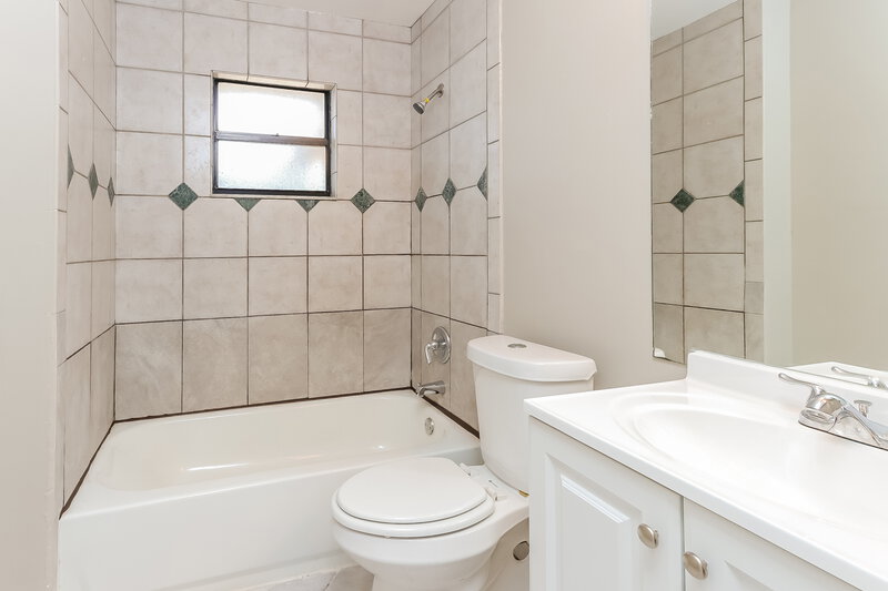 2,115/Mo, 552 SW Badger Terrace Port St Lucie, FL 34953 Bathroom View