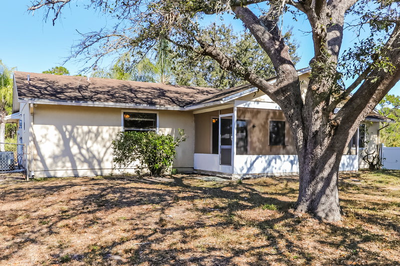 2,115/Mo, 552 SW Badger Terrace Port St Lucie, FL 34953 Rear View 2