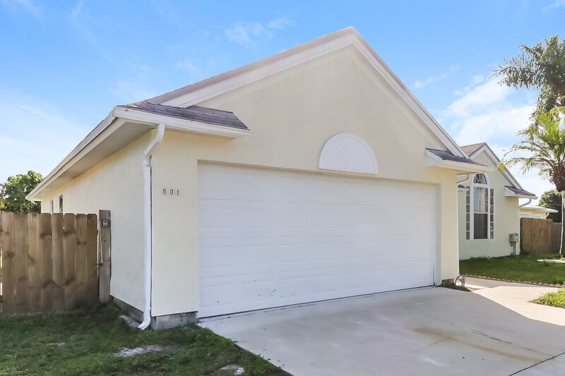 2,220/Mo, 801 SW Bayshore Blvd Port St Lucie, FL 34983 Front View