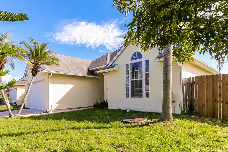 2,220/Mo, 801 SW Bayshore Blvd Port St Lucie, FL 34983 Front View 2