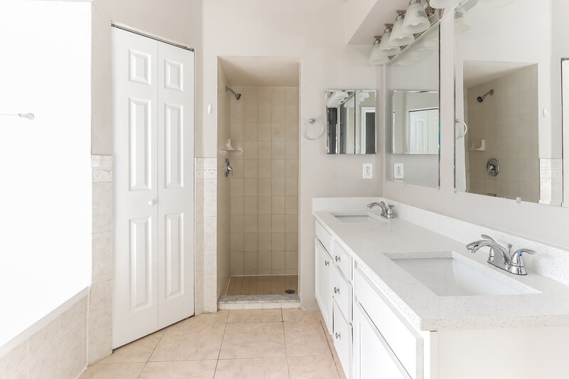 2,220/Mo, 801 SW Bayshore Blvd Port St Lucie, FL 34983 Main Bathroom View