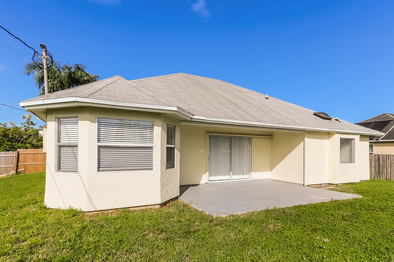 2,220/Mo, 801 SW Bayshore Blvd Port St Lucie, FL 34983 Rear View