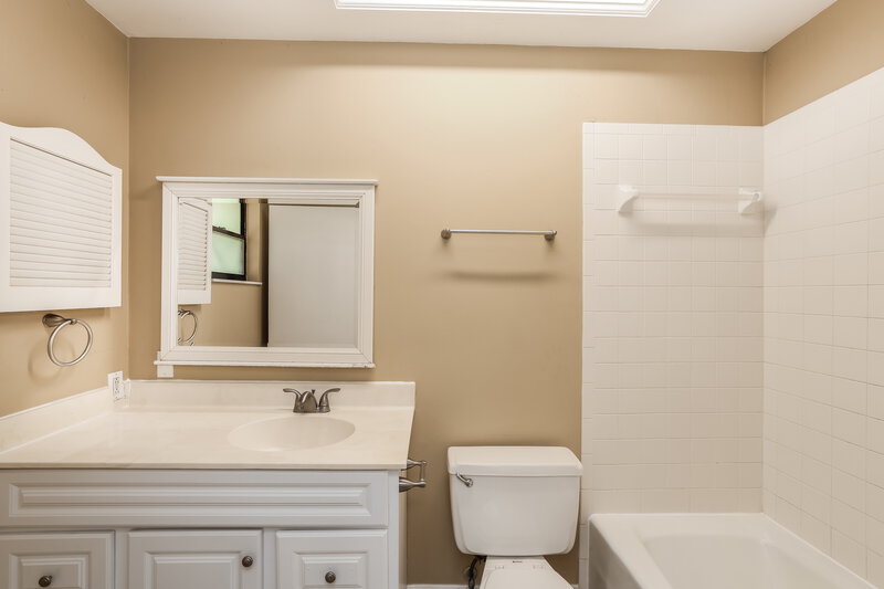 1,965/Mo, 167 NE Twylite Terrace Port St Lucie, FL 34983 Main Bathroom View