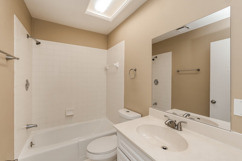 1,965/Mo, 167 NE Twylite Terrace Port St Lucie, FL 34983 Bathroom View