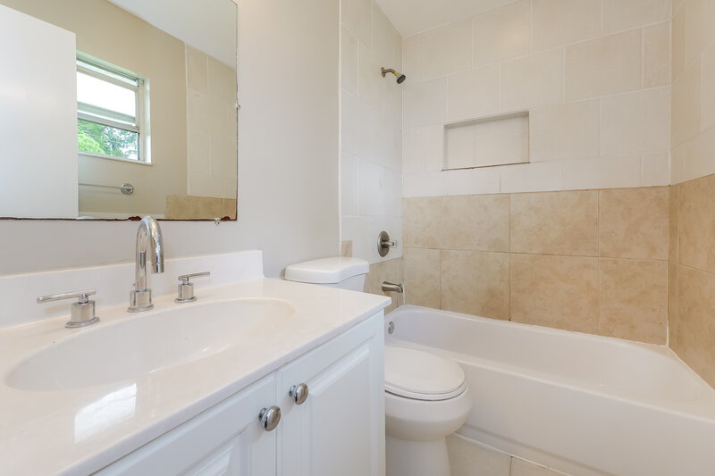 2,190/Mo, 357 NW Hibiscus St Port St Lucie, FL 34983 Main Bathroom View